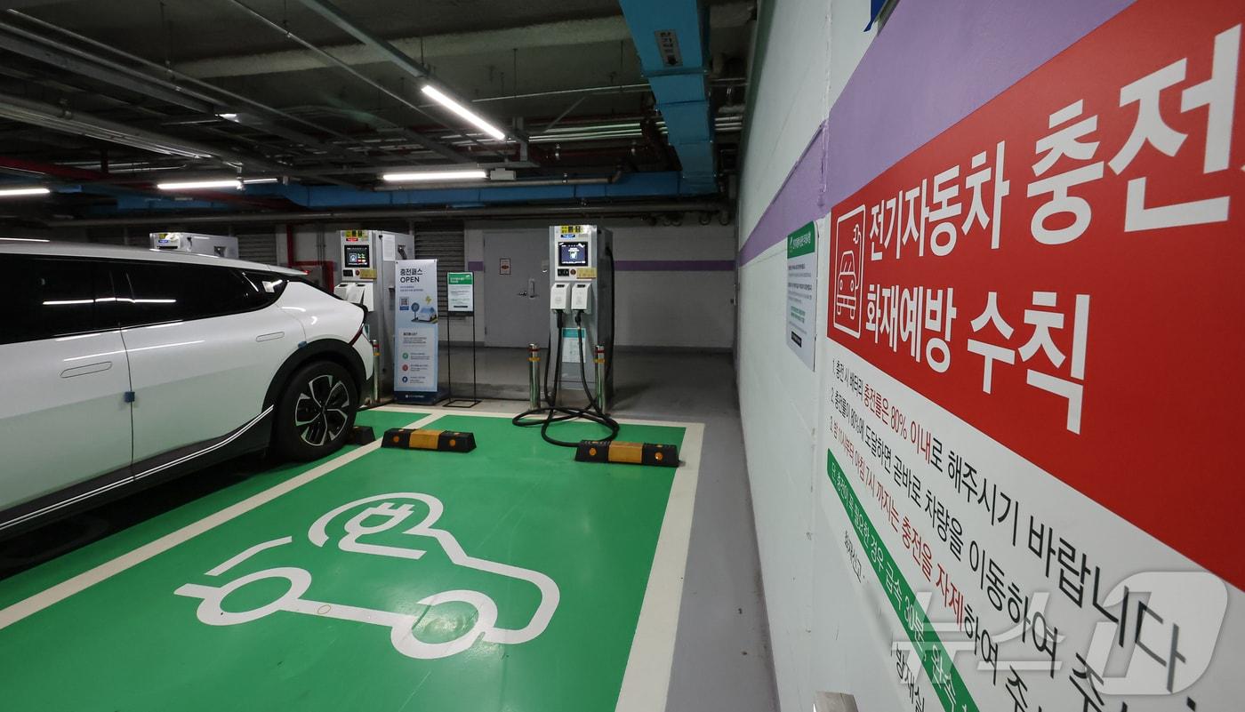 서울 시내 한 건물 지하주차장 전기차 충전소 2024.8.9/뉴스1 ⓒ News1 김도우 기자