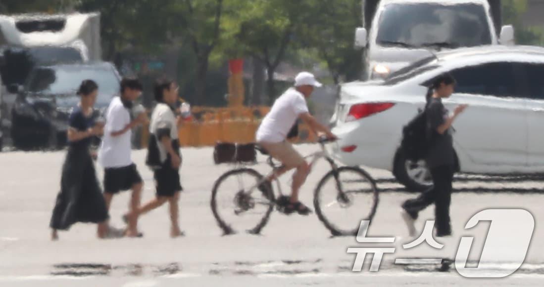 본문 이미지 - 폭염 위기 경보 심각 단계가 계속되고 있는 9일 경기 화성시의 한 도로에 아지랑이가 피어오르고 있다. 2024.8.9/뉴스1 ⓒ News1 김영운 기자