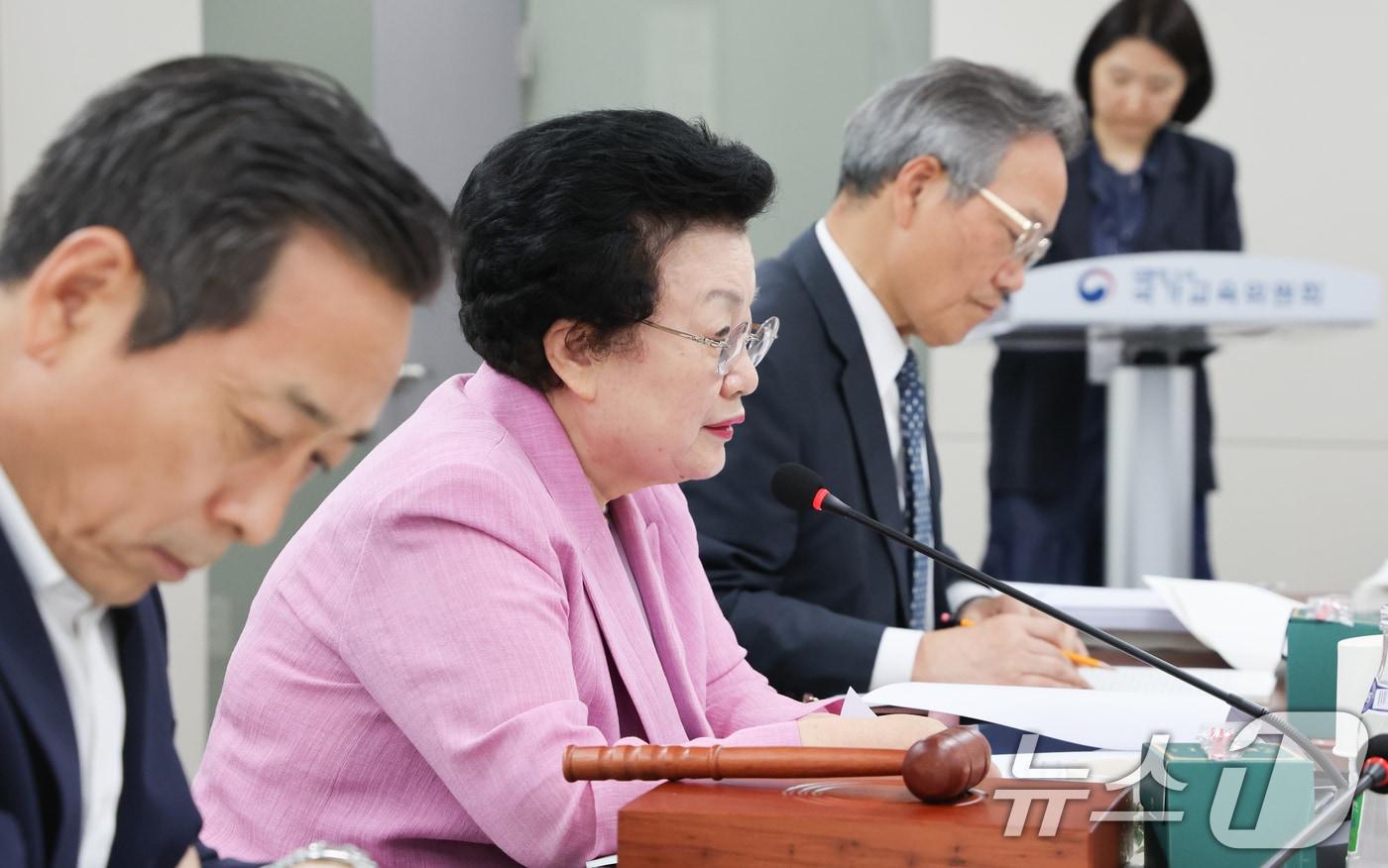 이배용 국가교육위원회 위원장(왼쪽 두번째)이 국가교육위원회 전체회의에 모두발언을 하는 모습. 이 위원장 왼쪽은 김태준준 상임위원, 오른쪽은 정대화 상임위원. /뉴스1 ⓒ News1 허경 기자