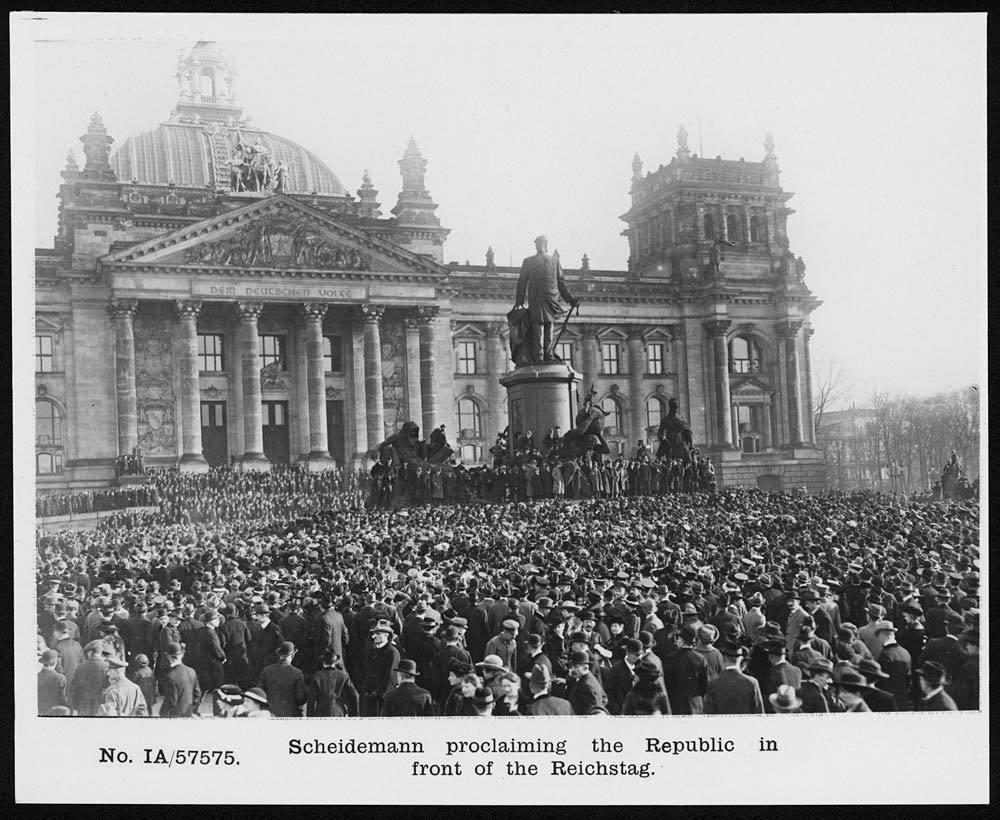 본문 이미지 - 바이마르 공화국 선포식. (출처: National Library of Scotland, No restrictions, 흑백사진(1918), Wikimedia Commons, Public Domain)