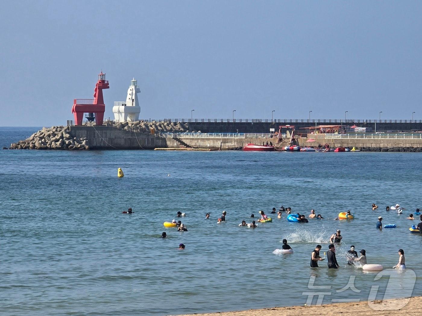 본문 이미지 - 이호테우 해변에서 시민들이 더위를 피해 해수욕을 즐기고 있다. 2024.8.9/뉴스1 ⓒ News1 황덕현 기후환경전문기자