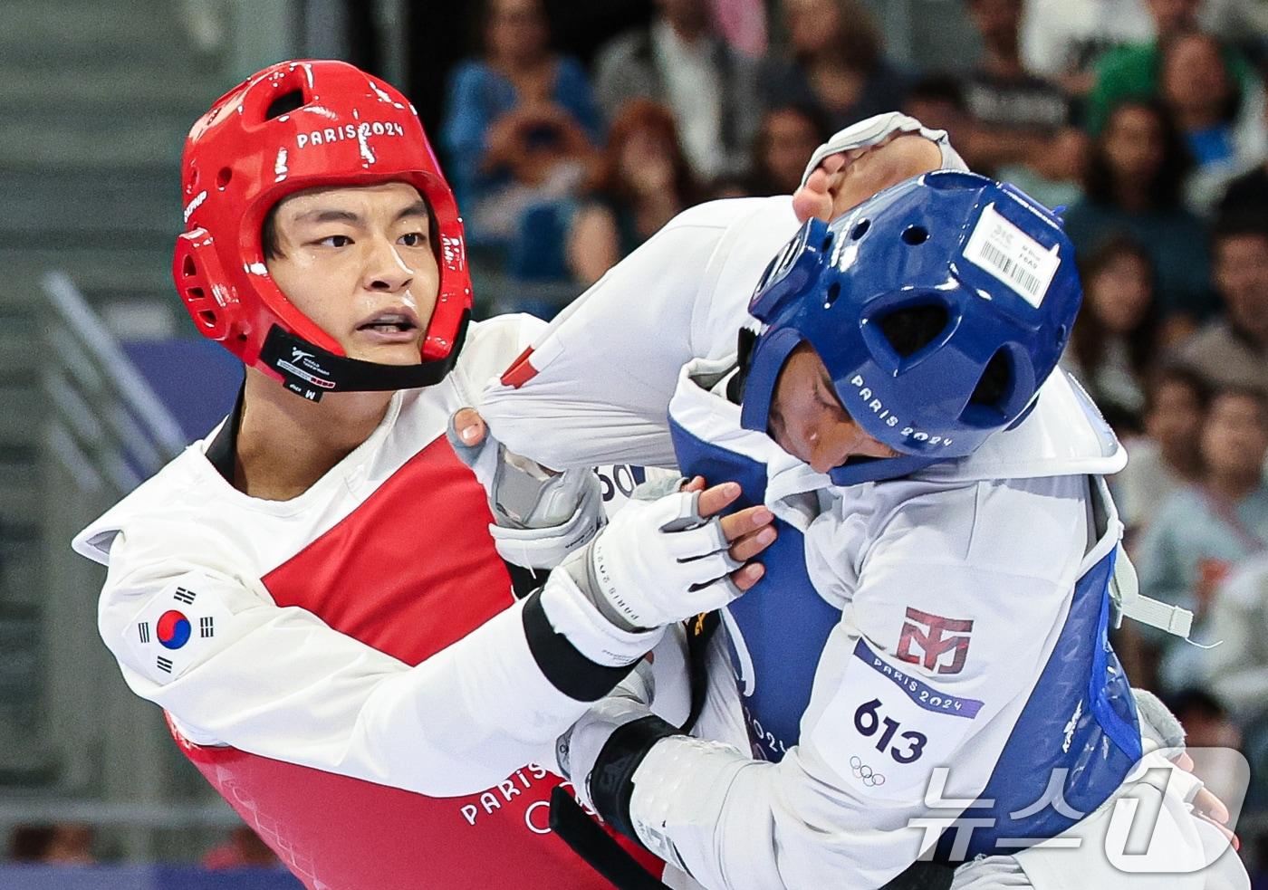 본문 이미지 - 대한민국 태권도 국가대표팀 서건우 선수가 9일 오후(한국시간) 프랑스 파리 그랑 팔레에서 진행된 2024 파리올림픽 태권도 남자 80kg급 16강 경기에서 칠레의 호아킨 추르칠 선수와 자웅을 겨루고 있다. 2024.8.9/뉴스1 ⓒ News1 이동해 기자