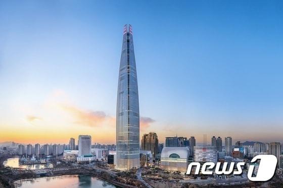 본문 이미지 - 롯데월드타워 전경.(롯데물산 제공). 