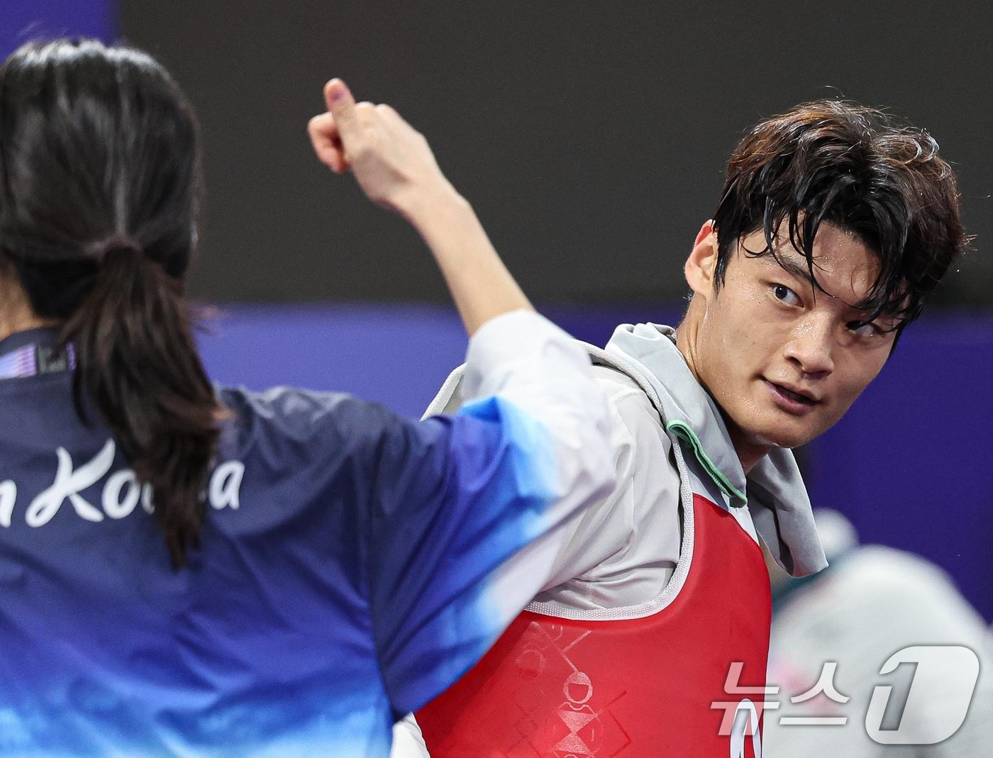 본문 이미지 - 대한민국 태권도 국가대표팀 서건우 선수가 9일 오후(한국시간) 프랑스 파리 그랑 팔레에서 진행된 2024 파리올림픽 태권도 남자 80kg급 16강 칠레의 호아킨 추르칠 선수와의 경기를 마친 후 오혜리 코치를 바라보고 있다. 2024.8.9/뉴스1 ⓒ News1 이동해 기자