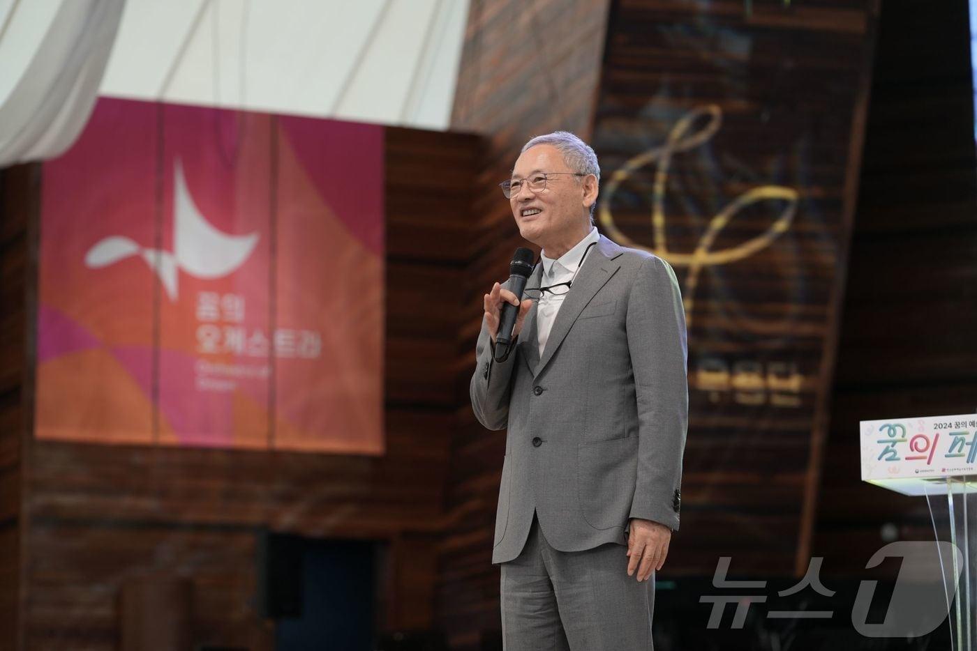 지난 8월 강원도 평창군 알펜시아리조트 뮤직텐트에서 열린 ‘2024 꿈의 예술단 합동공연’에서 유인촌 문화체육관광부 장관이 축사를 하고 있다. (한국문화예술교육진흥원 제공) 2024.8.9/뉴스1