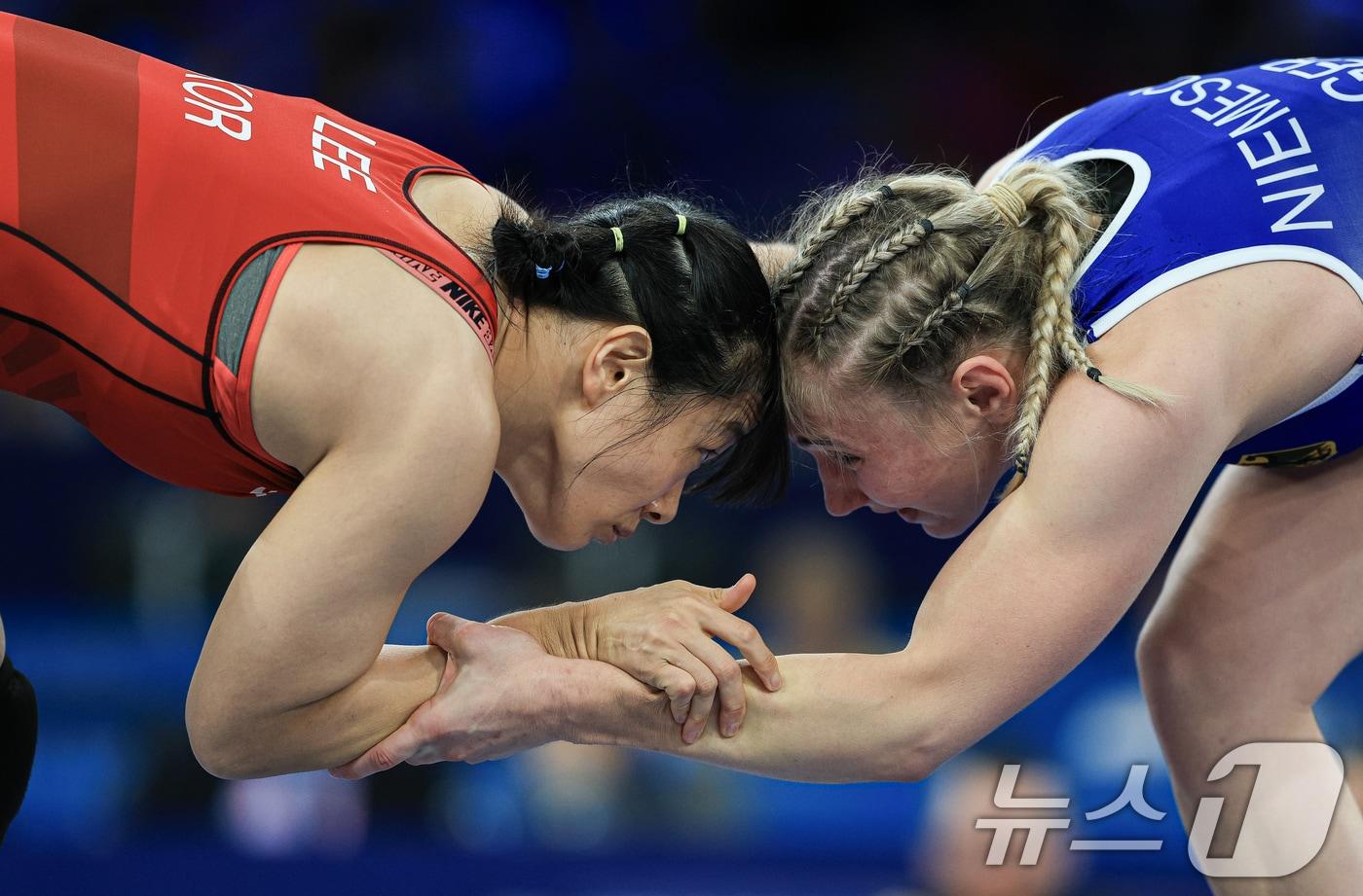대한민국 레슬링 국가대표팀 이한빛이 9일 오후(한국시간) 프랑스 파리 샹 드 마르스 아레나에서 진행된 2024 파리올림픽 레슬링 여자 프리스타일 62kg급 16강 경기에서 독일의 루이자 니메슈 선수와 자웅을 겨루고 있다. 2024.8.9/뉴스1 ⓒ News1 박정호 기자