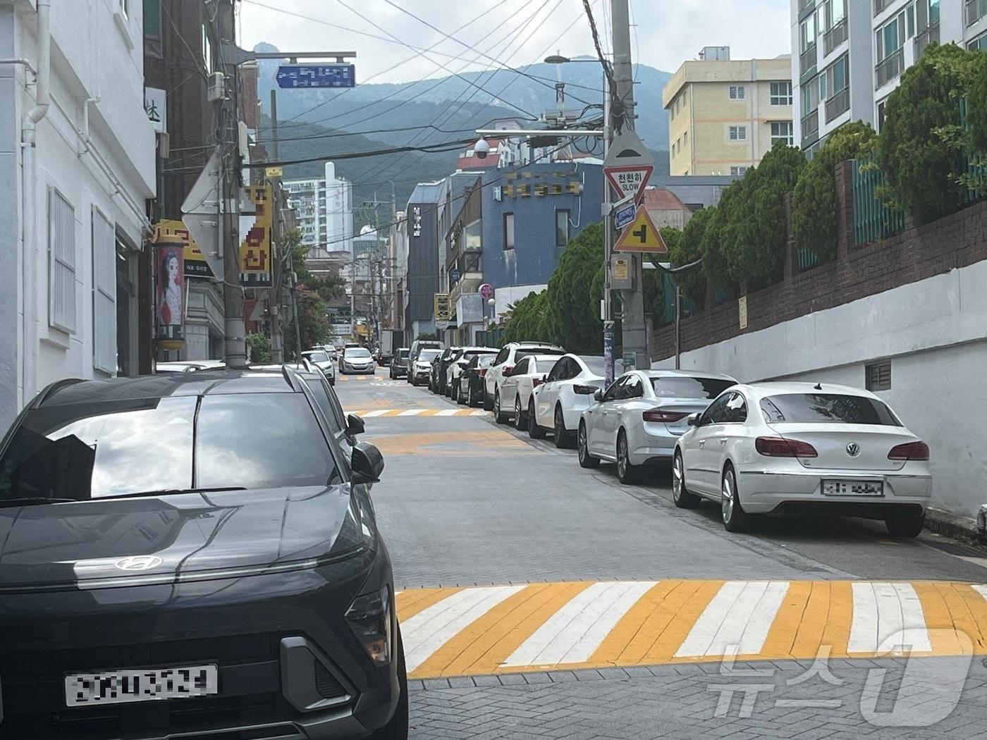 본문 이미지 - 9일 오후 부산 금정구 한 어린이보호구역 양쪽 갓길에 차들이 주차돼 있다.2024.8.9/뉴스1 ⓒ News1 장광일기자