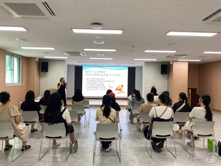 본문 이미지 - 부산 남구보건소에서 임산부를 대상으로 모유 119 교실이 진행되고 있다.(남구청 제공)