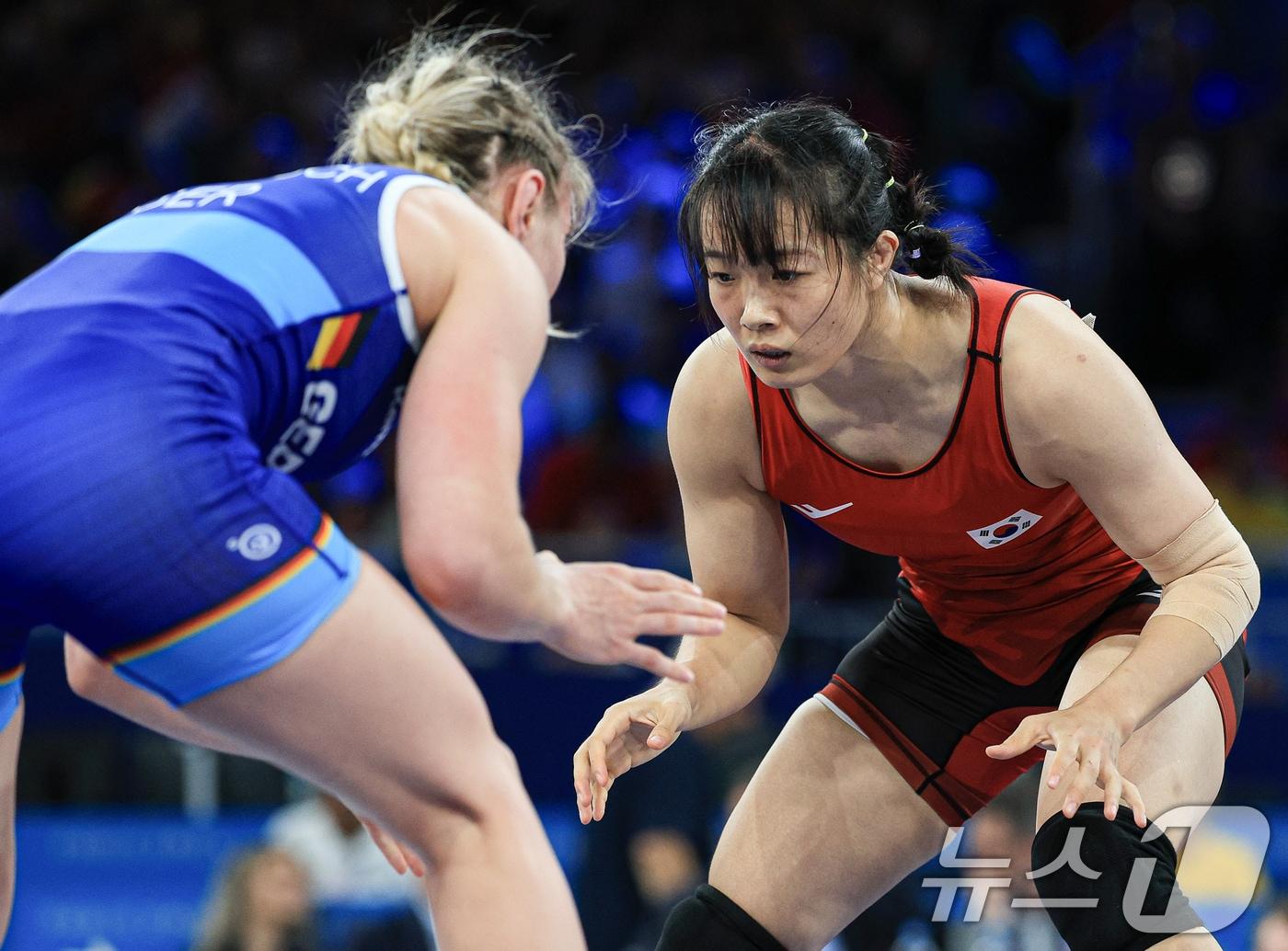 본문 이미지 - 대한민국 레슬링 국가대표팀 이한빛이 9일 오후(한국시간) 프랑스 파리 샹 드 마르스 아레나에서 진행된 2024 파리올림픽 레슬링 여자 프리스타일 62kg급 16강 경기에서 독일의 루이자 니메슈 선수와 자웅을 겨루고 있다. 2024.8.9/뉴스1 ⓒ News1 박정호 기자