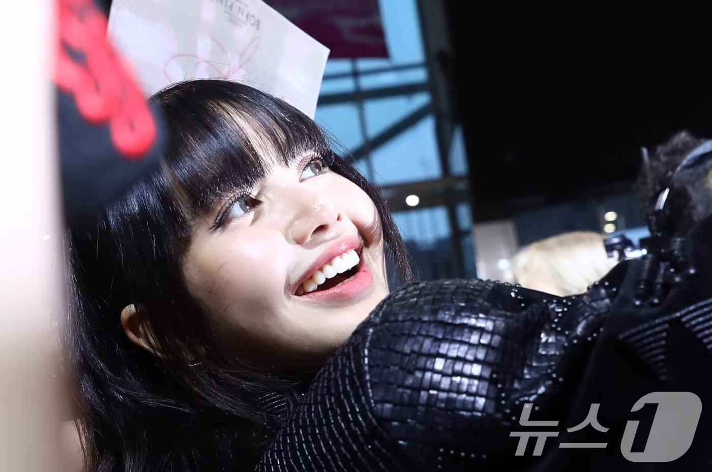 그룹 블랙핑크(BLACK PINK)의 리사가 9일 오후 서울 영등포구 타임스퀘어 영등포점에서 진행된 ‘본 핑크 인 시네마스(BORN PINK IN CINEMAS)’ 핑크 카펫에서 즐거운 시간을 보내고 있다. ⓒ News1 권현진 기자