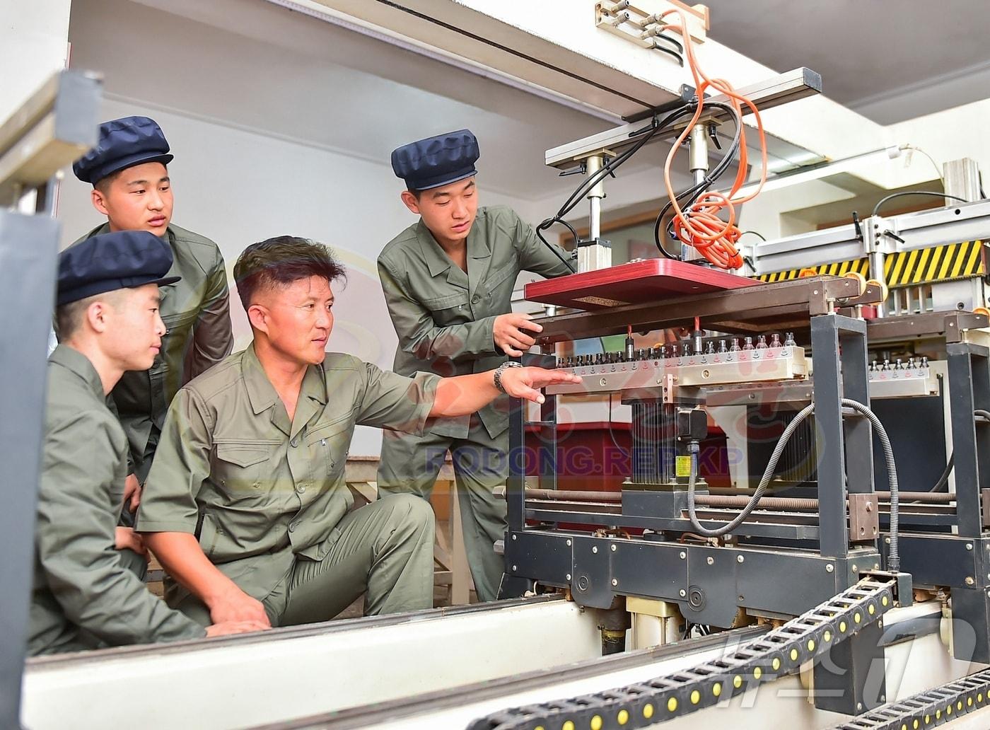 본문 이미지 - (평양 노동신문=뉴스1) = 북한 노동당 기관지 노동신문은 1일 청진목재가공공장에서 "용성노동계급의 투쟁정신과 기풍으로 생산에서 제기되는 문제들을 풀어나가고 있다＂고 보도했다. [국내에서만 사용가능. 재배포 금지. DB 금지. For Use Only in the Republic of Korea. Redistribution Prohibited] rodongphoto@news1.kr