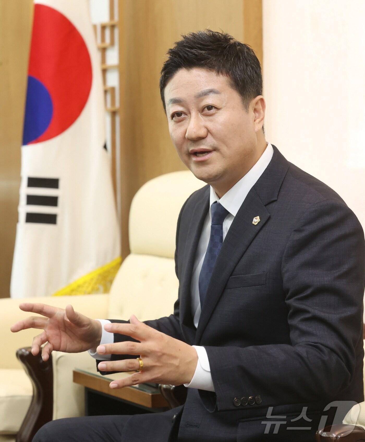 본문 이미지 - 지난 7월 취임한 제11대 경기도의회 김진경 의장(4선, 민주·시흥3)이 뉴스1과의 인터뷰에서 “후반기 의회 핵심 의정기조는 ‘일하는 민생의회 구현’”이라는 구상을 밝혔다.(경기도의회 제공)/