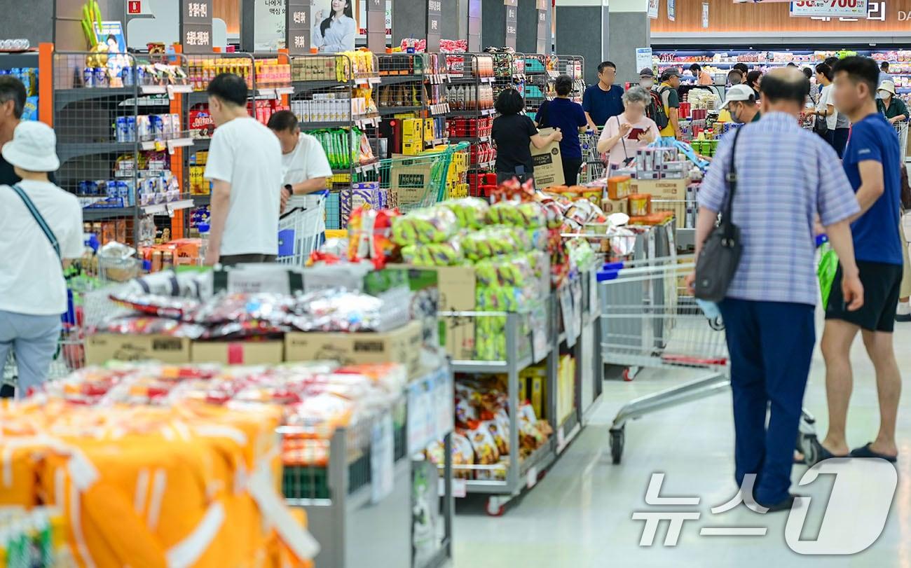 본문 이미지 - 농협유통·농협하나로유통은 하나로마트 부산점을 20년 만에 대대적으로 리뉴얼하여 고객 편의성 증대와 트렌드 상품을 강화하고 2일부터 새로운 모습으로 고객들을 맞이한다고 1일 밝혔다. 사진은 농협유통 하나로마트 부산점 쇼핑객들 모습. (농협유통 제공) 2024.9.1/뉴스1 ⓒ News1 송원영 기자