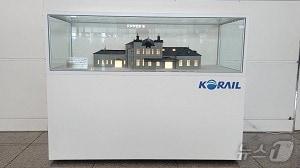 본문 이미지 - 대전역 맞이방에 전시하고 있는 1918년 르네상스풍의 대전역사 모형.(코레일 제공)