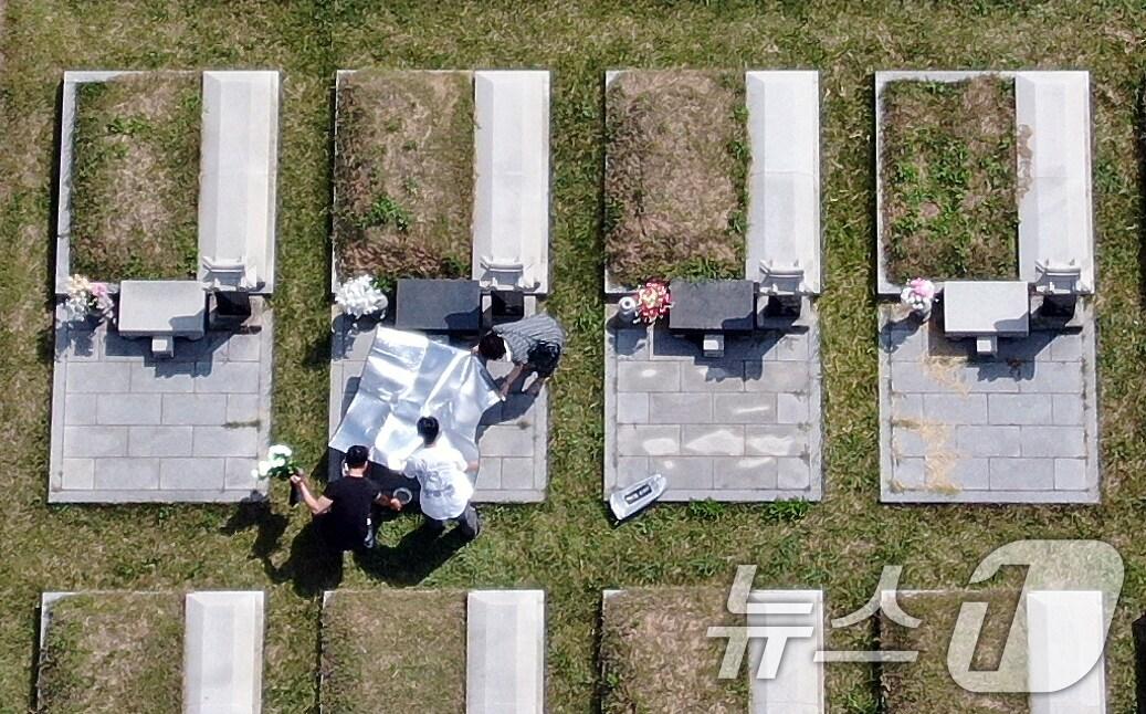본문 이미지 -   인천 부평구 인천가족공원을 찾은 성묘객들이 성묘준비를 하고 있다. /뉴스1 ⓒ News1 김진환 기자