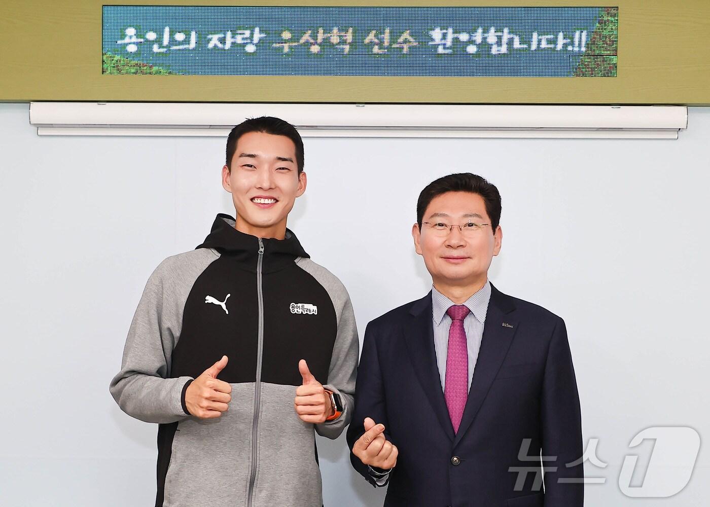 본문 이미지 - 이상일 시장이 지난해 10월 제19회 항저우 아시안게임에서 은메달 획득 후 귀국한 우상혁 선수를 만나 축하 인사를 전한 뒤 기념촬영을 하고 있는 모습.