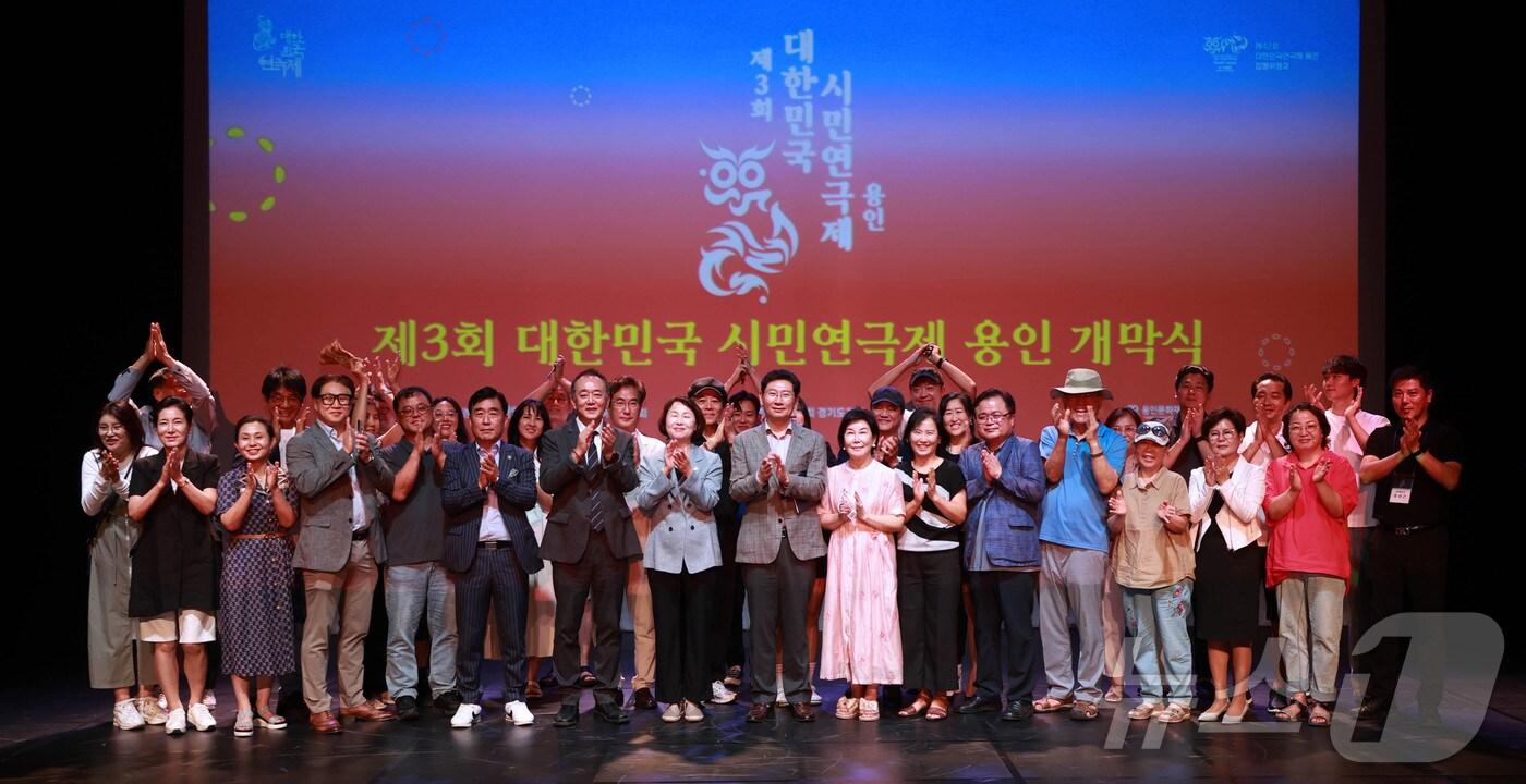 본문 이미지 - 지난달 31일 용인문화예술원 마루홀에서 열린 ‘제3회 대한민국 시민연극제 용인’ 개막식 때 모습.(용인시 제공)