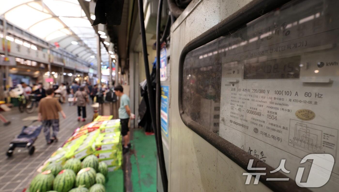 본문 이미지 - 서울 시내 한 전통시장에 설치된 전기계량기. /뉴스1 ⓒ News1 김성진 기자
