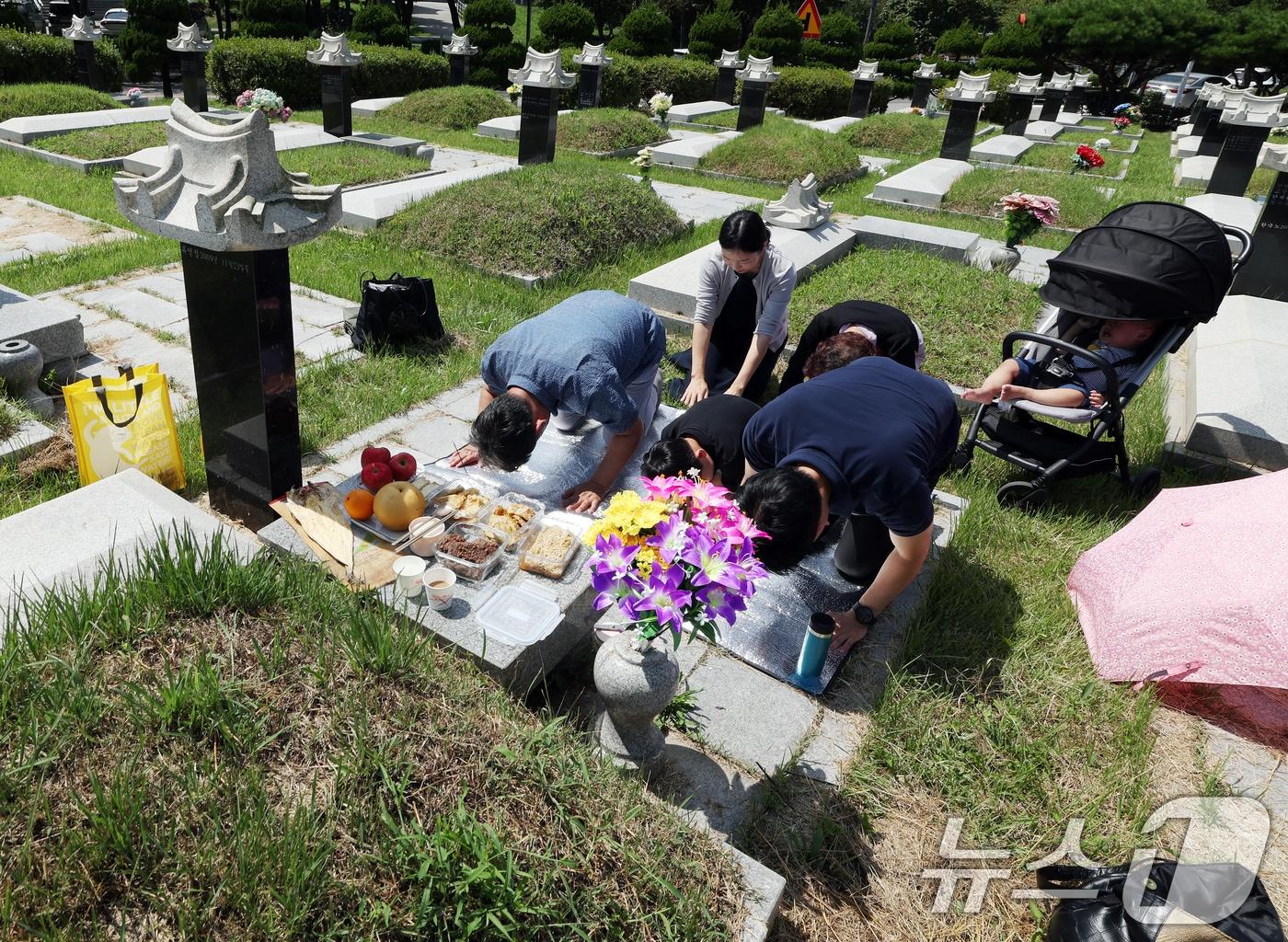 본문 이미지 - 추석 명절을 2주 가량 앞둔 1일 인천 부평구 인천가족공원을 찾은 성묘객들이 성묘를 하고 있다. 2024.9.1/뉴스1 ⓒ News1 김진환 기자