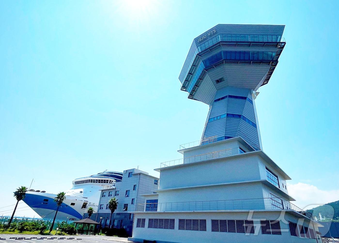 본문 이미지 - 제주광역해상교통관제센터(VTS) 전경.(제주해양경찰청 제공) 