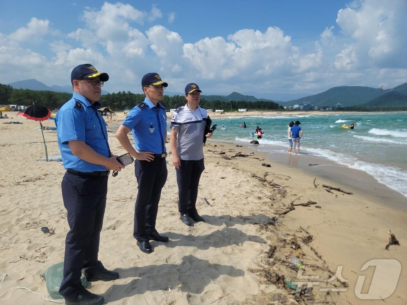 본문 이미지 - 김성종 동해지방해양경찰청장이 지난 31일 해수욕장 폐장을 앞두고 강원 고성 송지호해수욕장에서 연안 해역 안전관리 점검을 실시하고 있다.(동해해경청 제공) 2024.9.1/뉴스1 ⓒ News1 윤왕근 기자
