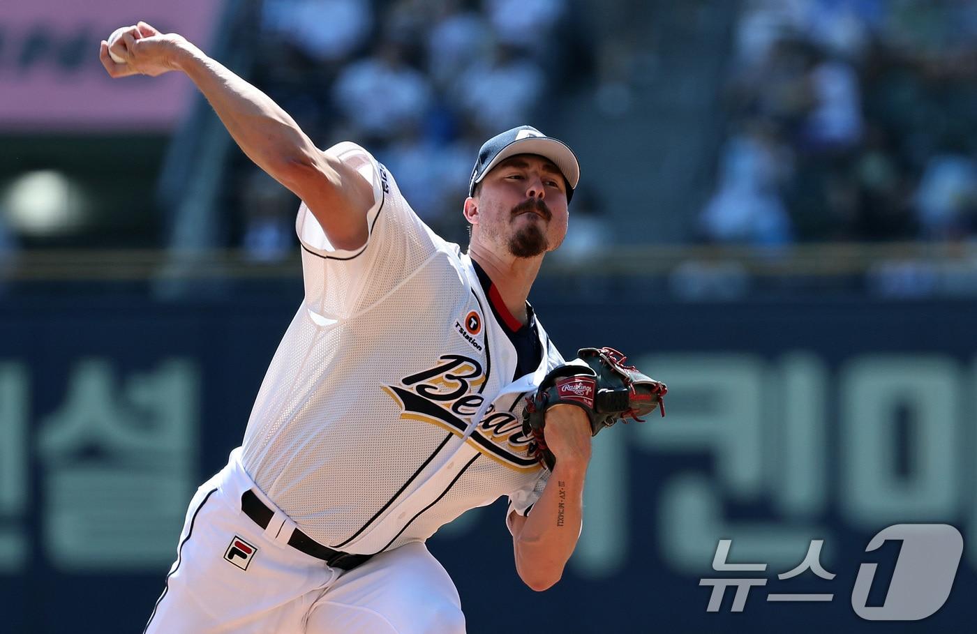 1일 오후 서울 송파구 잠실야구장에서 열린 프로야구 '2024 신한 SOL뱅크 KBO리그' 두산 베어스와 롯데 자이언츠의 경기에서 두산 선발투수 발라조빅이 힘껏 공을 던지고 있다. 2024.9.1/뉴스1 ⓒ News1 구윤성 기자