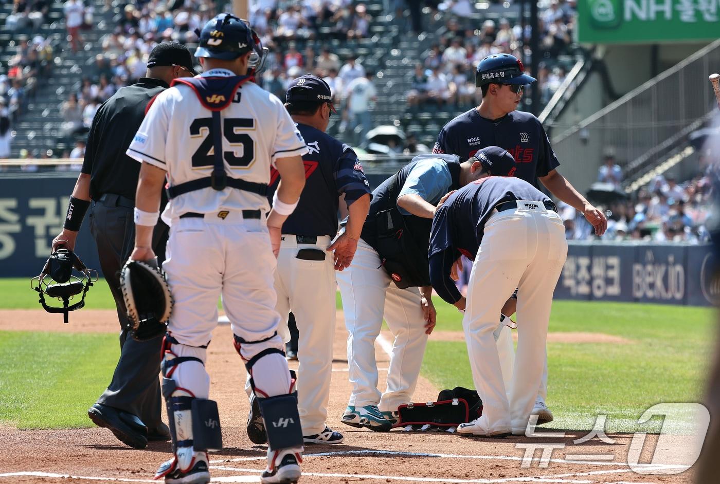 1일 오후 서울 송파구 잠실야구장에서 열린 프로야구 '2024 신한 SOL뱅크 KBO리그' 두산 베어스와 롯데 자이언츠의 경기에서 롯데의 1회초 1사 2루 상황때 손호영이 두산 발라조빅의 투구에 맞아 고통을 호소하고 있다. 2024.9.1/뉴스1 ⓒ News1 구윤성 기자