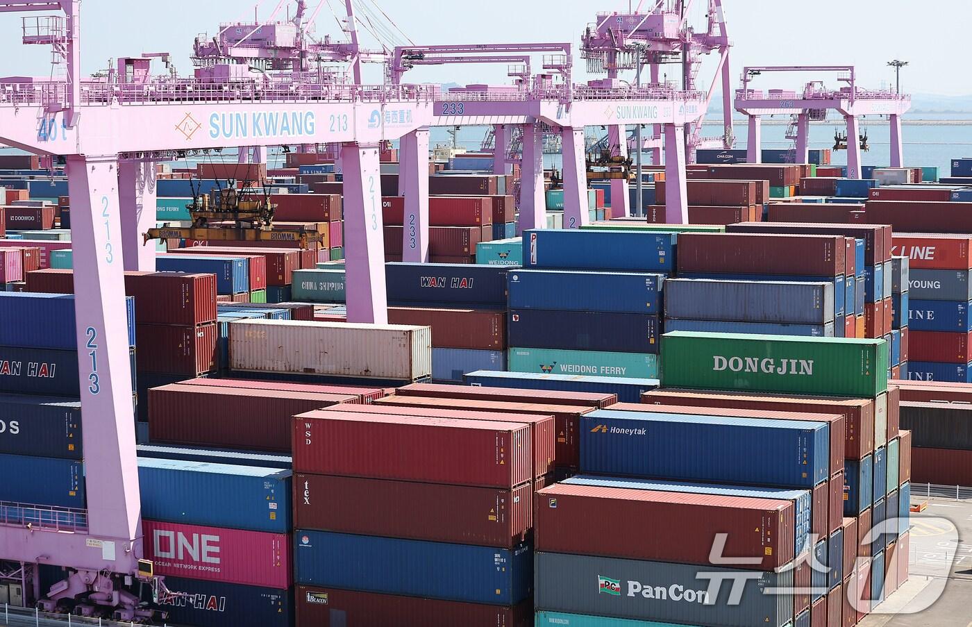 인천 연수구 인천신항의 컨테이너 터미널. 2024.9.1/뉴스1 ⓒ News1 김진환 기자