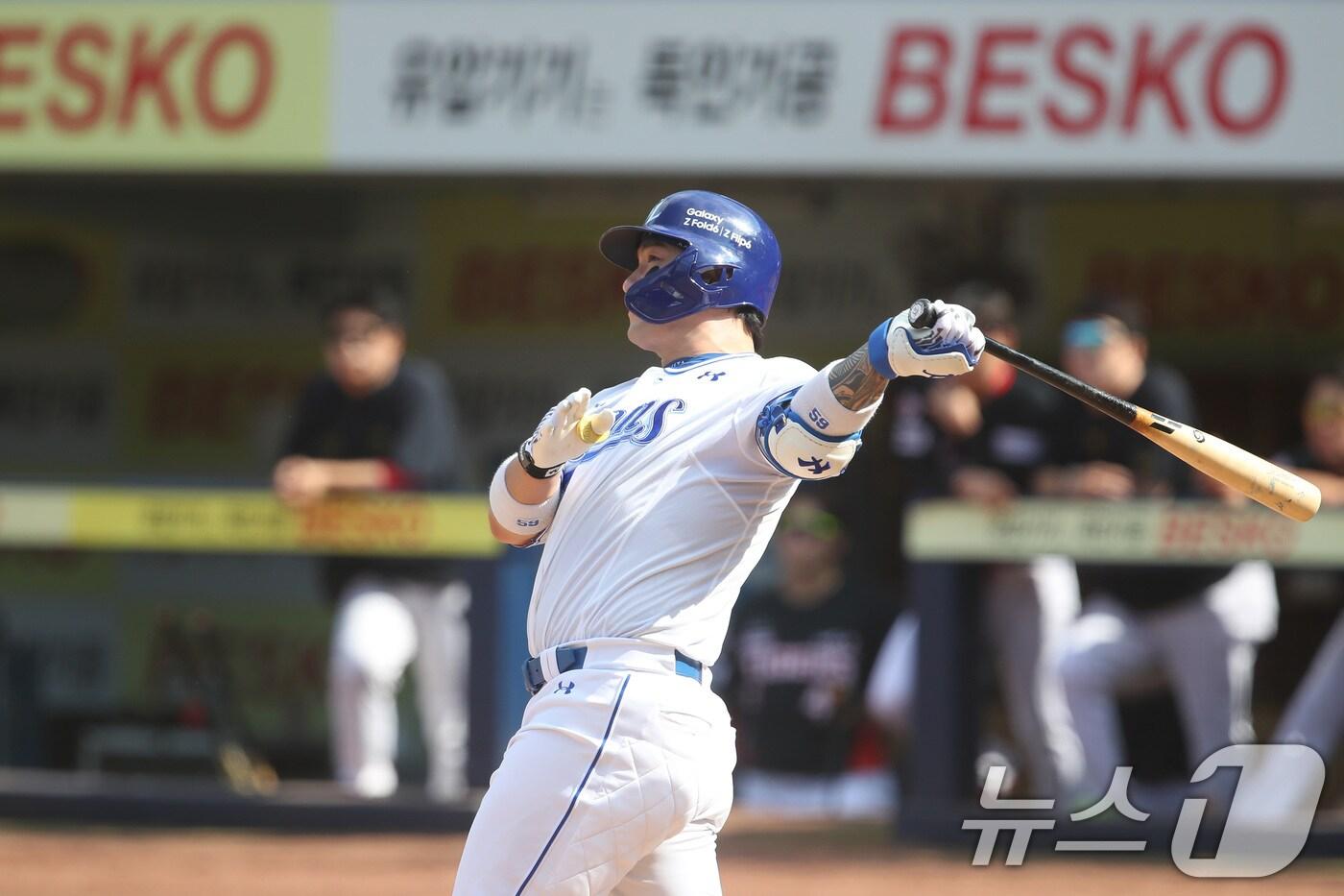 1일 오후 대구 삼성라이온즈파크에서 열린 프로야구 '2024 신한 SOL 뱅크 KBO리그' KIA 타이거즈와 삼성 라이온즈의 경기, 3회말 2사 2루 상황 삼성 5번타자 박병호가 좌측 담장 넘어가는 2점 연타석 홈런을 치고 있다. 2024.9.1/뉴스1 ⓒ News1 공정식 기자