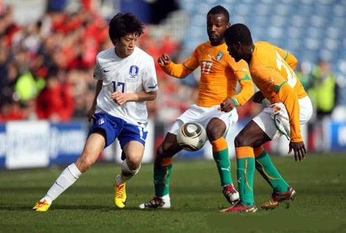 본문 이미지 - 한국전에 뛰었돈 코트디부아르 수비수 밤바(오른쪽)(대한축구협회 제공)