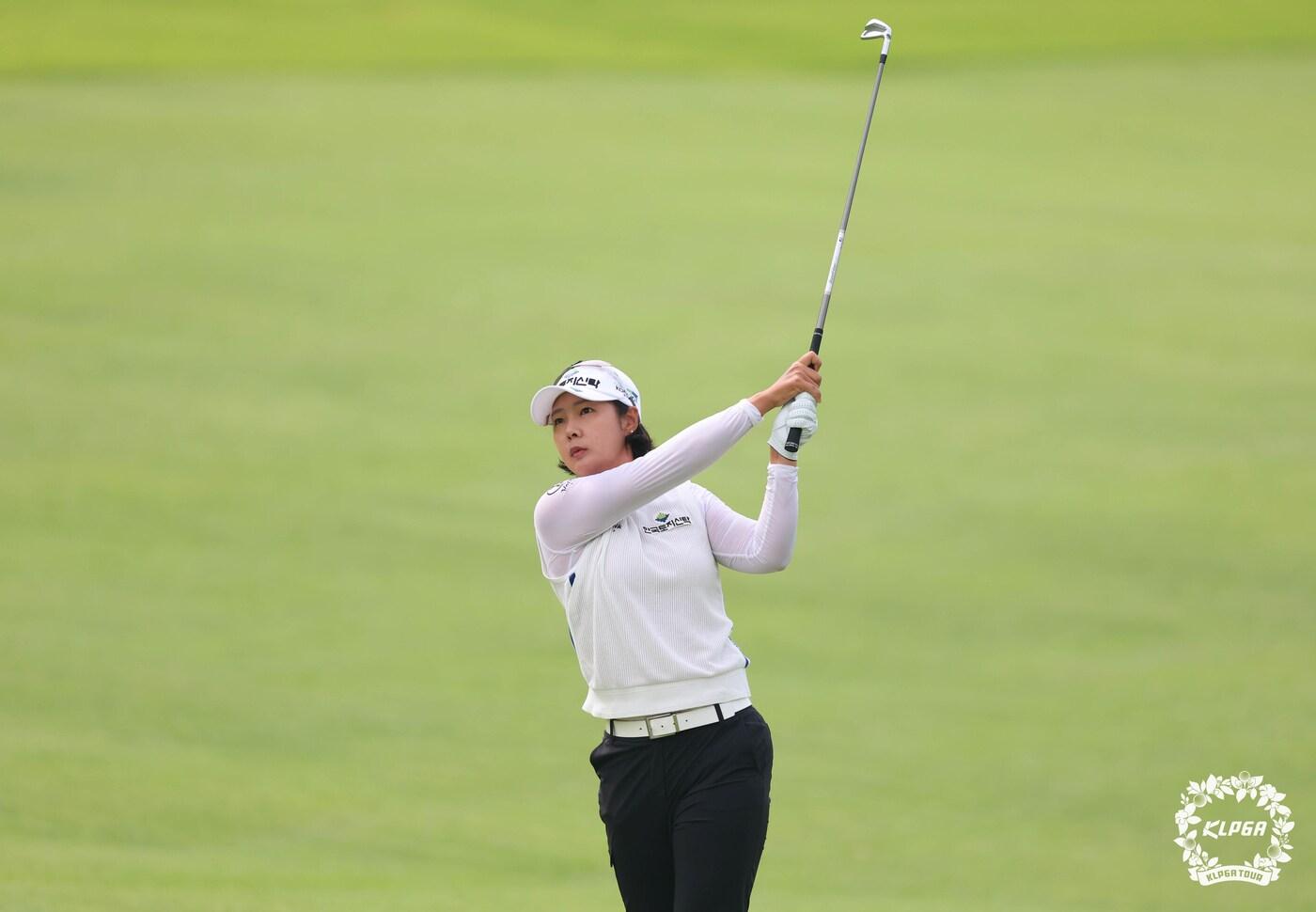 1일 경기 용인 써닝포인트CC에서 열린 '제13회 KG 레이디스 오픈' FR 박지영이 1번홀 아이언샷을 하고 있다. (KLPGT 제공) 2024.9.1/뉴스1 ⓒ News1 송원영 기자