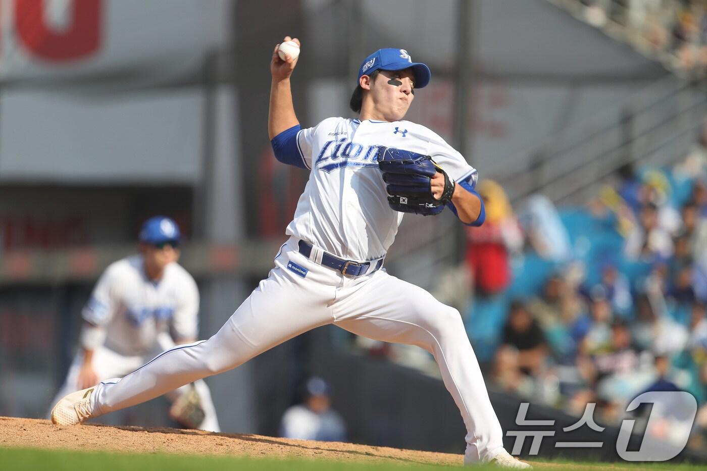 1일 오후 대구 삼성라이온즈파크에서 열린 프로야구 '2024 신한 SOL 뱅크 KBO리그' KIA 타이거즈와 삼성 라이온즈의 경기, 삼성 선발투수 원태인이 6회까지 3실점하며 역투하고 있다. 2024.9.1/뉴스1 ⓒ News1 공정식 기자