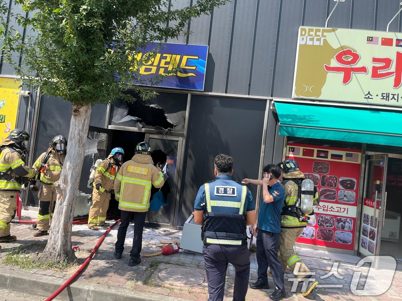 본문 이미지 - 1일 오후 1시 29분쯤 전남 영암군 삼호읍의 한 성인 게임장에서 불이 나 손님 1명이 숨지고 종업원과 다른 손님 등 4명이 부상(2명 중상·2명 경상)을 입어 병원에 이송됐다. 사진은 해당 게임방의 화재 직후 모습. (전남소방본부 제공) 2024.9.1/뉴스1 