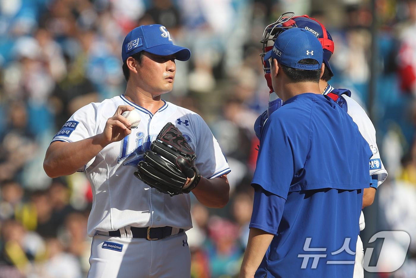 1일 오후 대구 삼성라이온즈파크에서 열린 프로야구 '2024 신한 SOL 뱅크 KBO리그' KIA 타이거즈와 삼성 라이온즈의 경기, 7회초 삼성 오승환이 동점을 허용하자 정대현 투수코치와 강민호 포수가 마운드로 올라 오승환과 대화하고 있다. 2024.9.1/뉴스1 ⓒ News1 공정식 기자