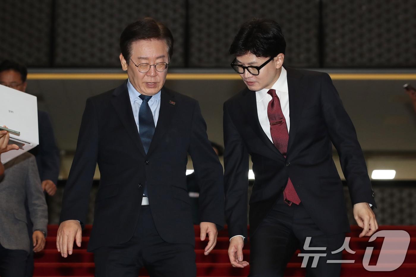 본문 이미지 - 한동훈 국민의힘 대표와 이재명 더불어민주당 대표가 1일 오후 서울 여의도 국회에서 대표 회담을 마친뒤 함께 이동하며 대화나누고 있다.2024.9.1/뉴스1 ⓒ News1 이광호 기자