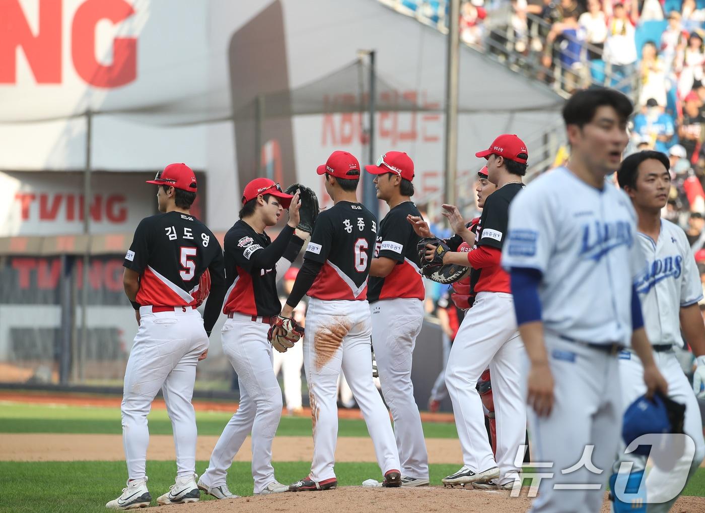 본문 이미지 - 1일 오후 대구 삼성라이온즈파크에서 열린 프로야구 '2024 신한 SOL 뱅크 KBO리그' KIA 타이거즈와 삼성 라이온즈의 경기, 6대 5 역전승을 거둔 KIA 선수들이 기쁨을 나누고 있다. 2024.9.1/뉴스1 ⓒ News1 공정식 기자
