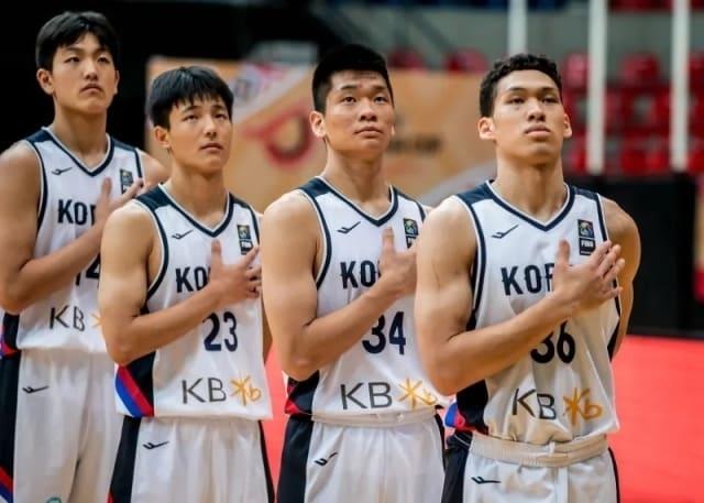 본문 이미지 -  한국 U18 남자 농구대표팀. (FIBA 제공)