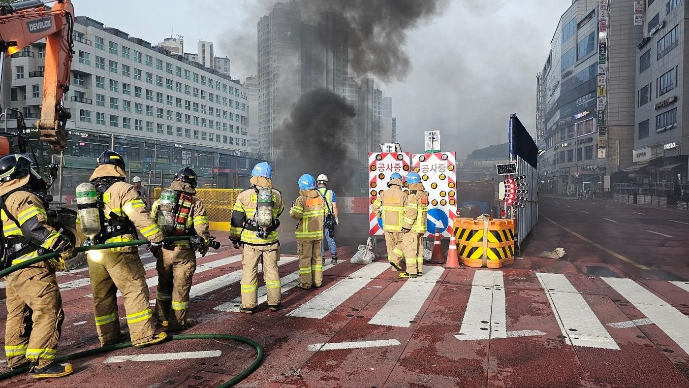 10일 오전 5시께 경기 시흥시 목감동 신안산선 목감역 지하공사 현장에서 화재가 발생해 소방당국이 진화작업을 벌이고 있다. (경기도소방재난본부 제공) 2024.9.10/뉴스1 ⓒ News1 김기현 기자