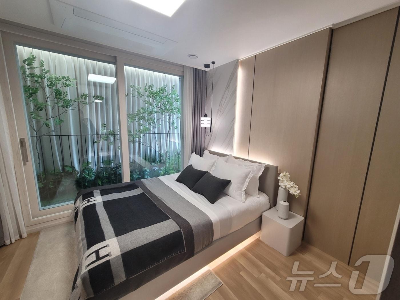 본문 이미지 - 견본주택 C타입 침실.(한미글로벌 제공)