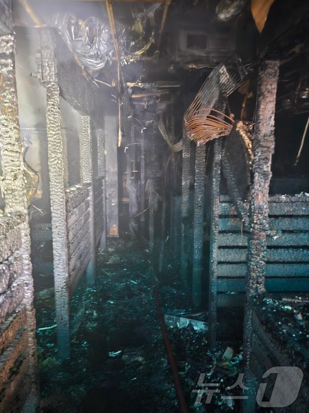 본문 이미지 - 9일 오후 부산 부산진구 상가 건물 화재 현장.(부산소방재난본부제공)