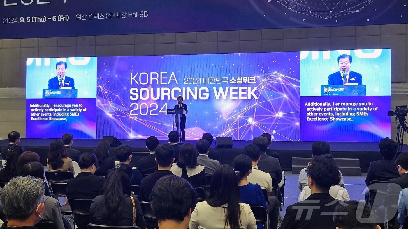 강석진 이사장이 2024 대한민국 소싱위크에서 발언하고 있다. (중진공 제공)