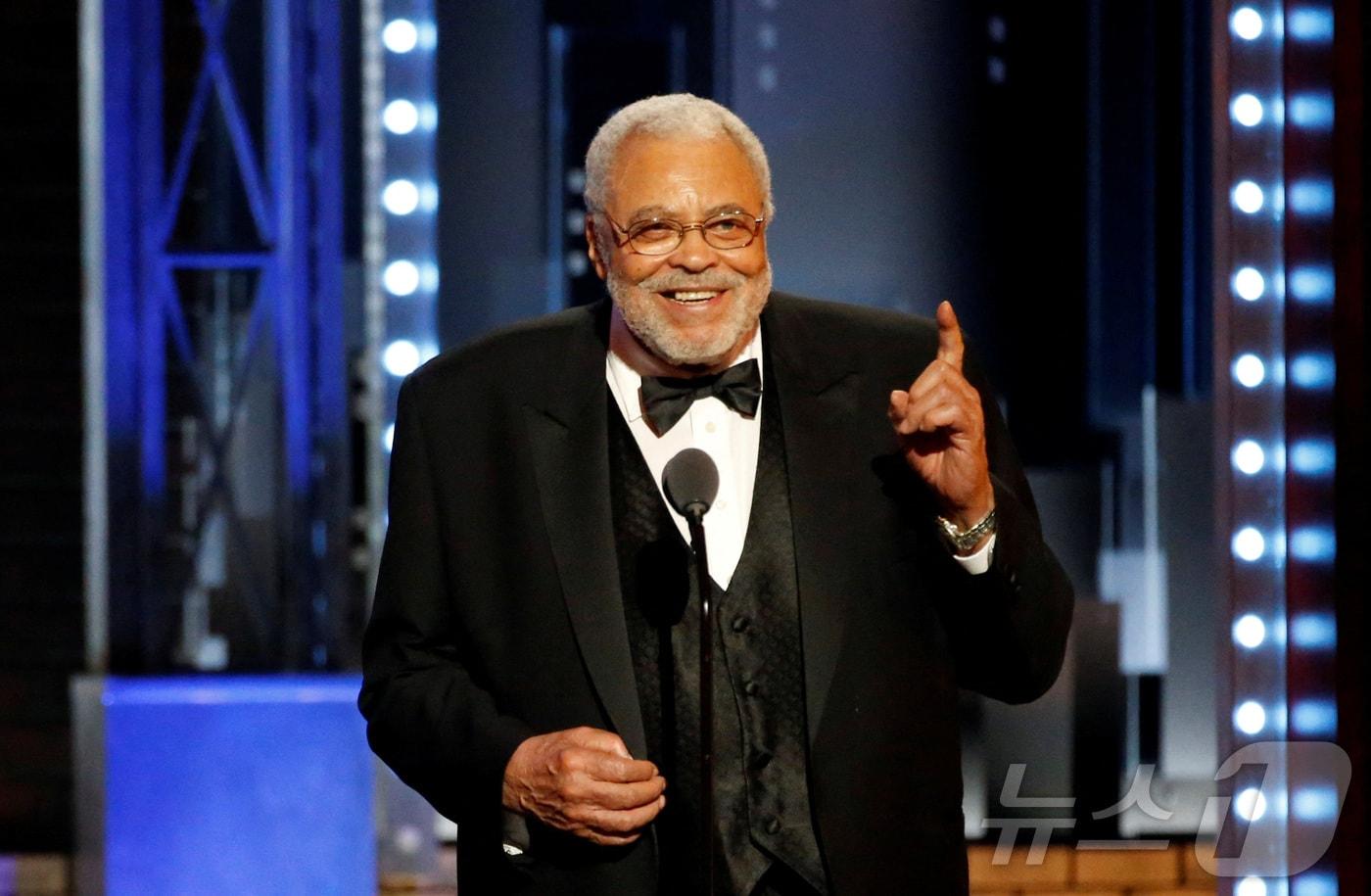스타워즈 시리즈에서 악당 다스베이더 배역을 맡았던 배우 제임스 얼 존스가 2017년 11월 미국 뉴욕에서 열린 제71회 토니상 시상식에서 평생 공로 특별상을 받는 모습. 2017.11.06. ⓒ 로이터=뉴스1 ⓒ News1 김성식 기자