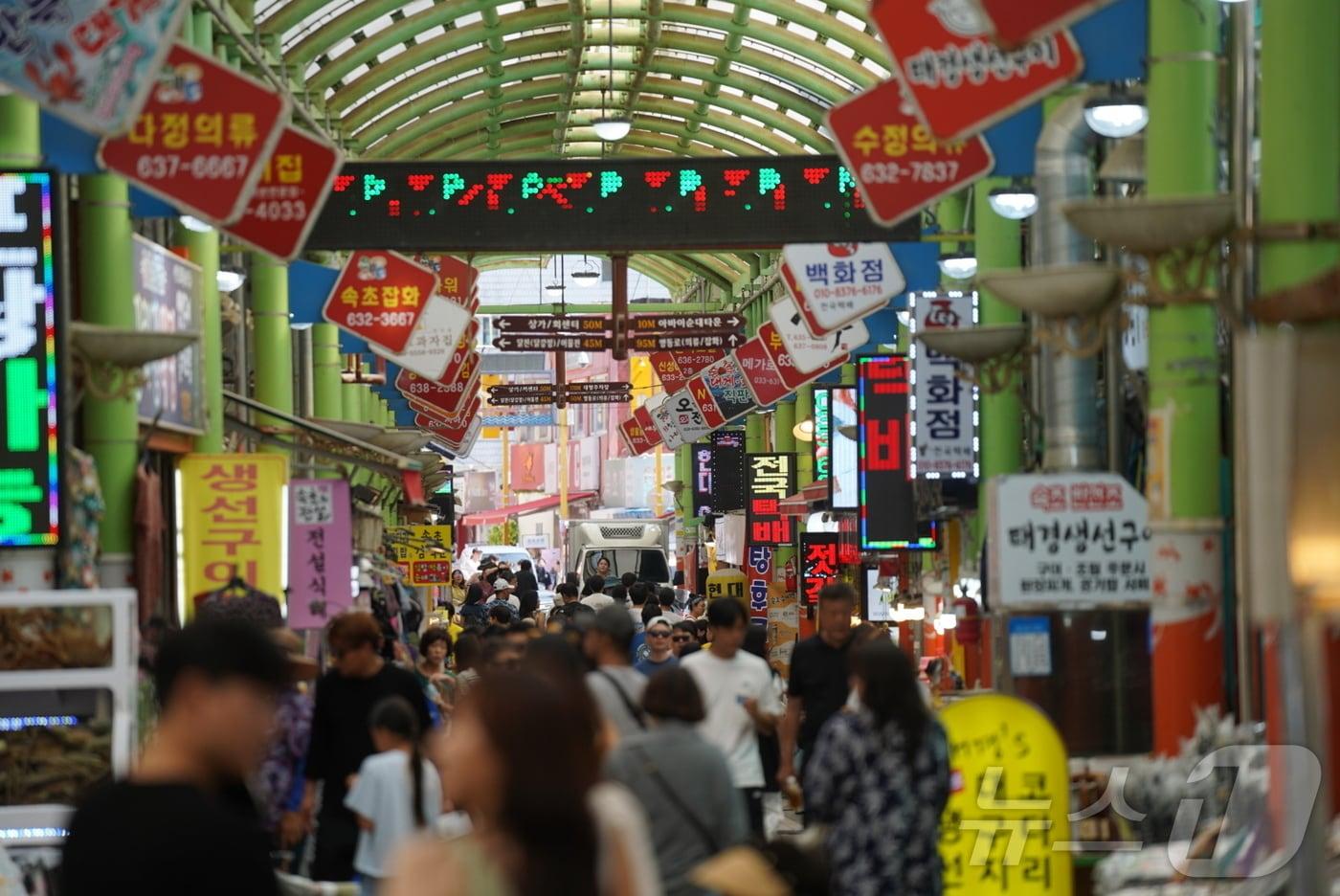 강원 속초관광수산시장에서 장보는 시민들 자료사진.(속초시 제공) 2024.9.10/뉴스1
