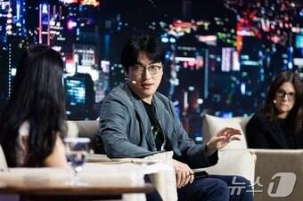 본문 이미지 - 하정우 네이버 퓨처 AI 센터장&#40;사진 왼쪽 두 번째&#41;이 인공지능의 책임있는 군사적 이용에 관한 고위급회 특별 연사와의 대담 세션에서 발언하고 있다.&#40;네이버 제공&#41; ⓒ News1 김민석 기자