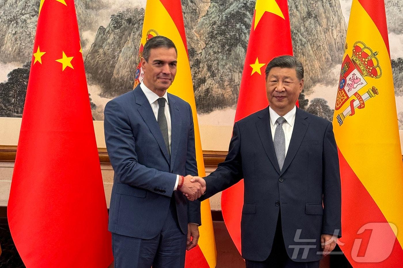 본문 이미지 - 시진핑 중국 국가주석이 9일 (현지시간) 베이징 댜오위타이 국빈관에서 페드로 산체스 스페인 총리와 만나 악수를 하고 있다. 2024.09.10 ⓒ AFP=뉴스1