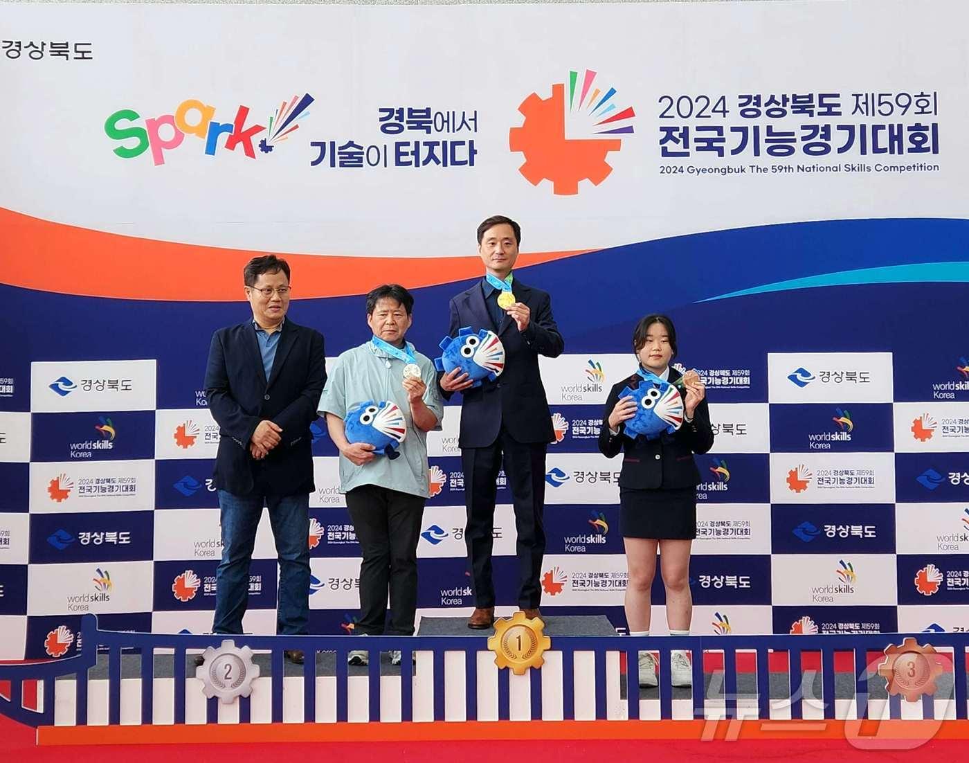 본문 이미지 - 김윤봉 선수가 귀금속공예 금메달을 수상한 모습. (서울시 제공)ⓒ 뉴스1