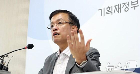 본문 이미지 - 최상목 경제부총리 겸 기획재정부 장관이 지난 9일 세종시 정부세종청사에서 출입기자단과의 간담회에서 경제상황을 비롯한 현안들에 대해 설명하고 있다.2024.9.10/뉴스1 ⓒ News1 김기남 기자 