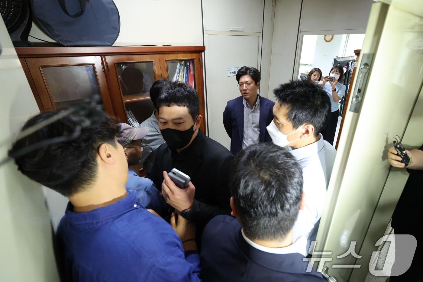 본문 이미지 - 10일 오전 서울 양천구 방송통신심의위원회에서 경찰이 전국언론노조 방심위지부 압수수색을 하고 있다.  2024.9.10/뉴스1 ⓒ News1 신웅수 기자