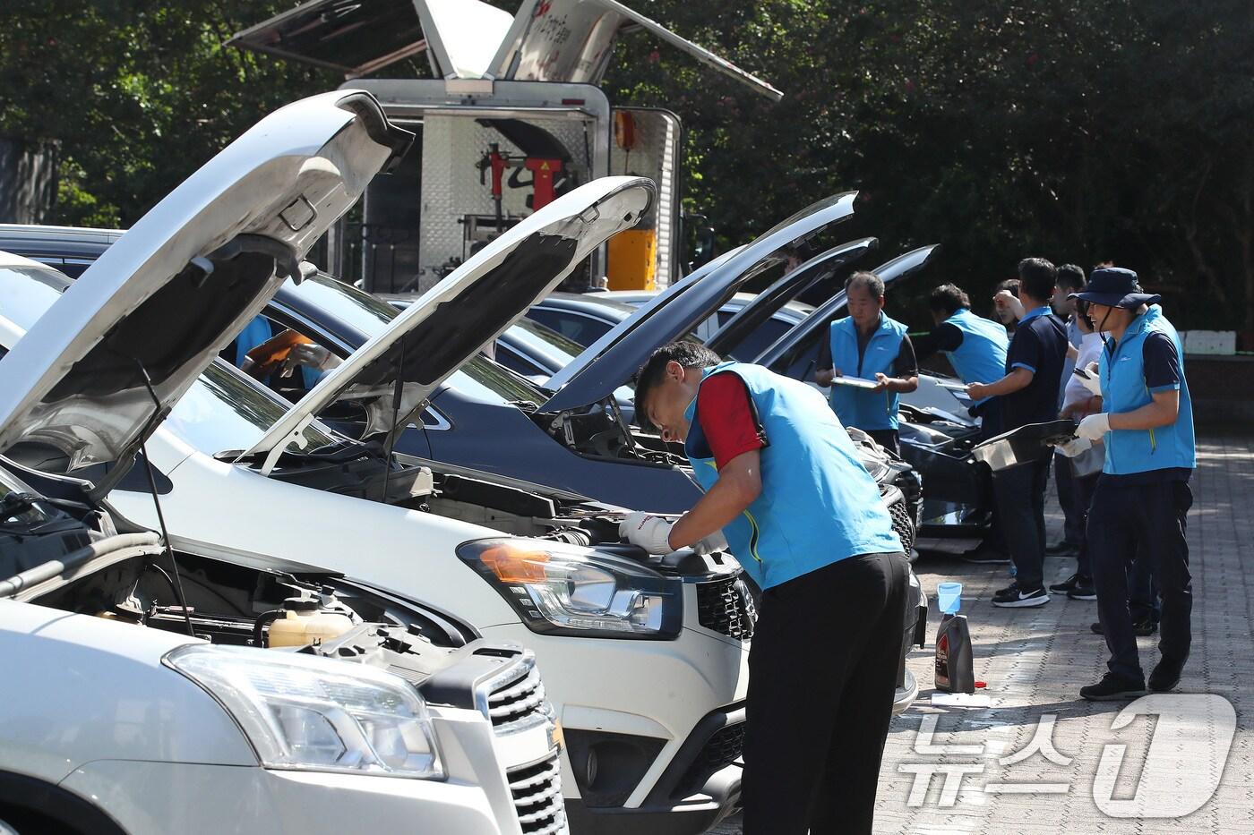  다음달 16일부터 자동차 수리시 자동차제작사에서 제조한 부품&#40;이하 &#39;OEM부품&#39;&#41; 수리가 가능하도록 소비자 선택권을 부여하고, 품질인증부품을 선택하면 차주에게 현금으로 인센티브를 제공한다. 사진은 대구시자동차전문정비사업조합 수성구지회 관계자들이 차량을 점검하고 있다. 2024.9.10/뉴스1 ⓒ News1 공정식 기자