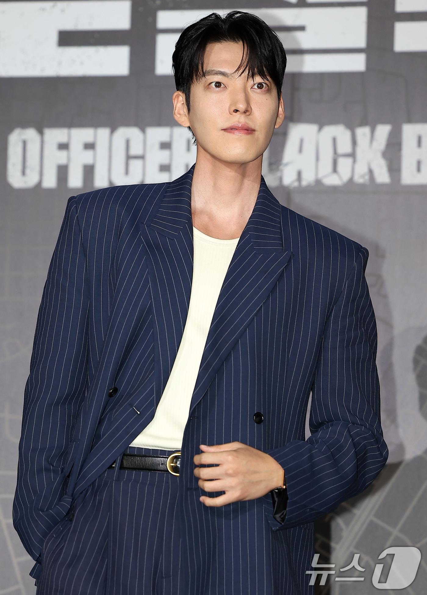 본문 이미지 - 배우 김우빈이 10일 오전 서울 광진구 롯데시네마 건대입구에서 열린 넷플릭스 영화 ‘무도실무관’ 제작보고회에 참석해 포즈를 취하고 있다. 오는 13일 공개되는 영화 '무도실무관'은 태권도, 검도, 유도 도합 9단 무도 유단자 이정도(김우빈 분)가 보호관찰관 김선민(김성균 분)의 제안으로 범죄를 예방하기 위해 전자발찌 대상자들을 24시간 밀착 감시하는 무도실무관으로 함께 일하게 되면서 벌어지는 이야기를 그린 액션 영화다. 2024.9.10/뉴스1 ⓒ News1 김진환 기자